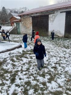 MŠ Motýlci - zimní radovánky na školní zahradě